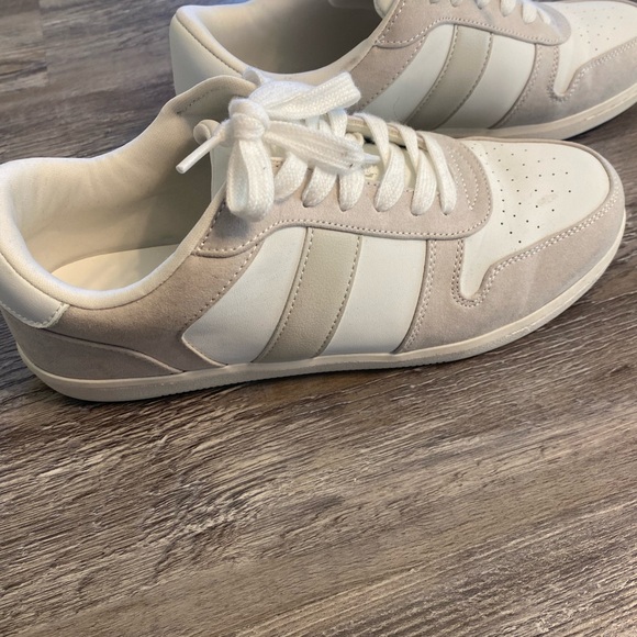 EUC UNIVERSAL THREAD Casual Sneakers 9 - Picture 5 of 7